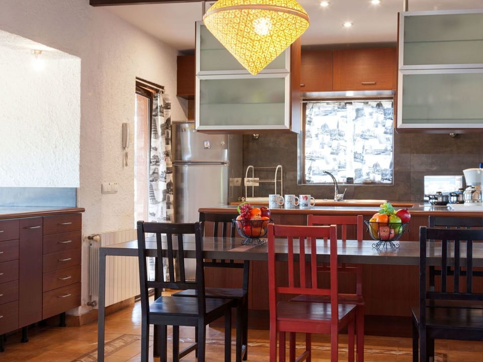 Room, Furniture, Dining Room, Property, Interior Design, Building, Kitchen & Dining Room Table, Table, Floor, Ceiling