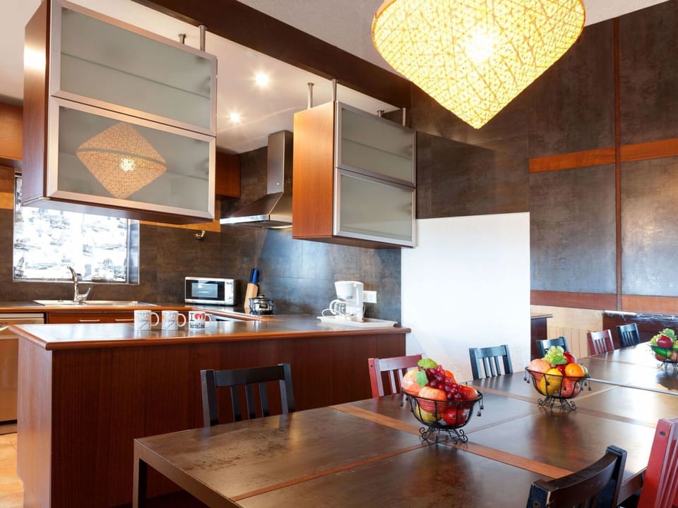 Room, Interior Design, Property, Furniture, Building, Ceiling, Countertop, Kitchen, Cabinetry, House