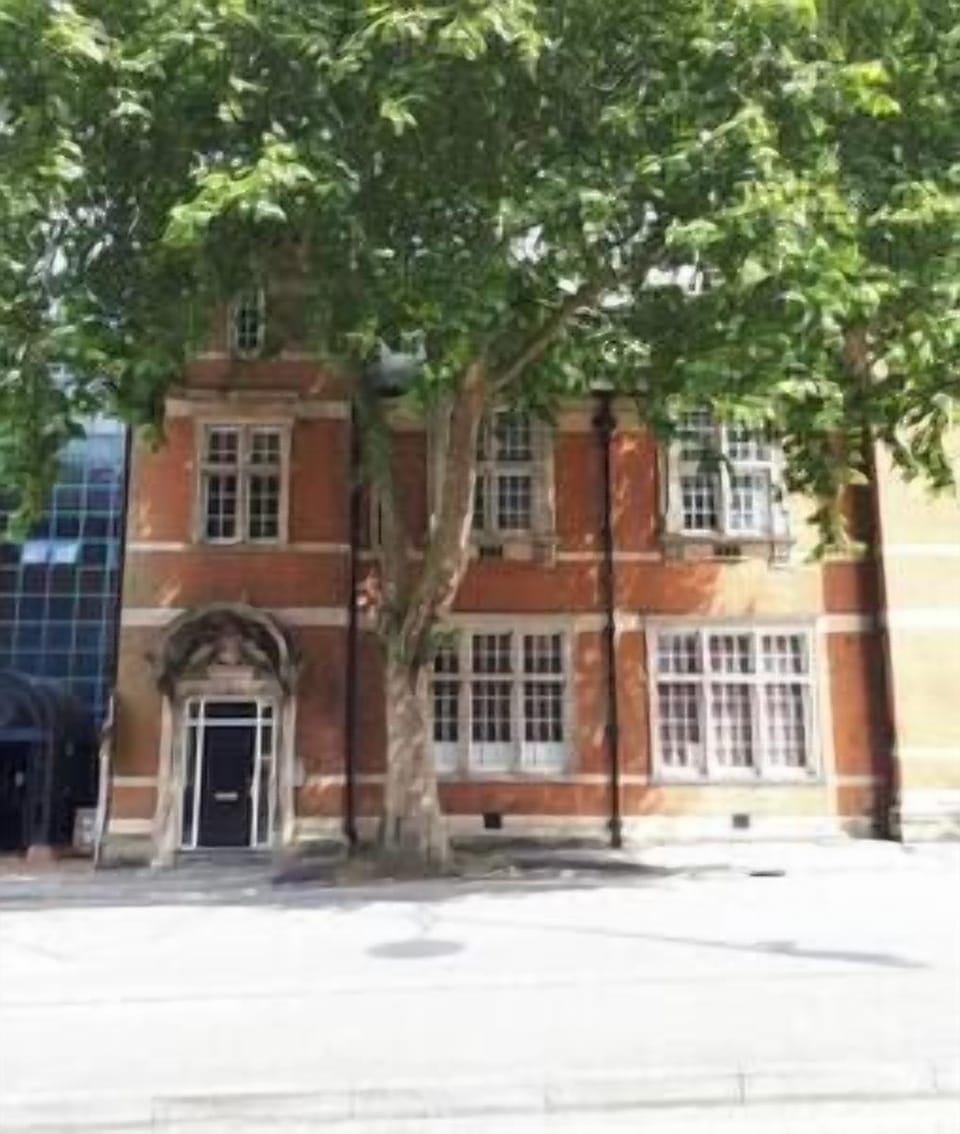 Centrally Located, Luxury One Bedroom Apartment in Swindon