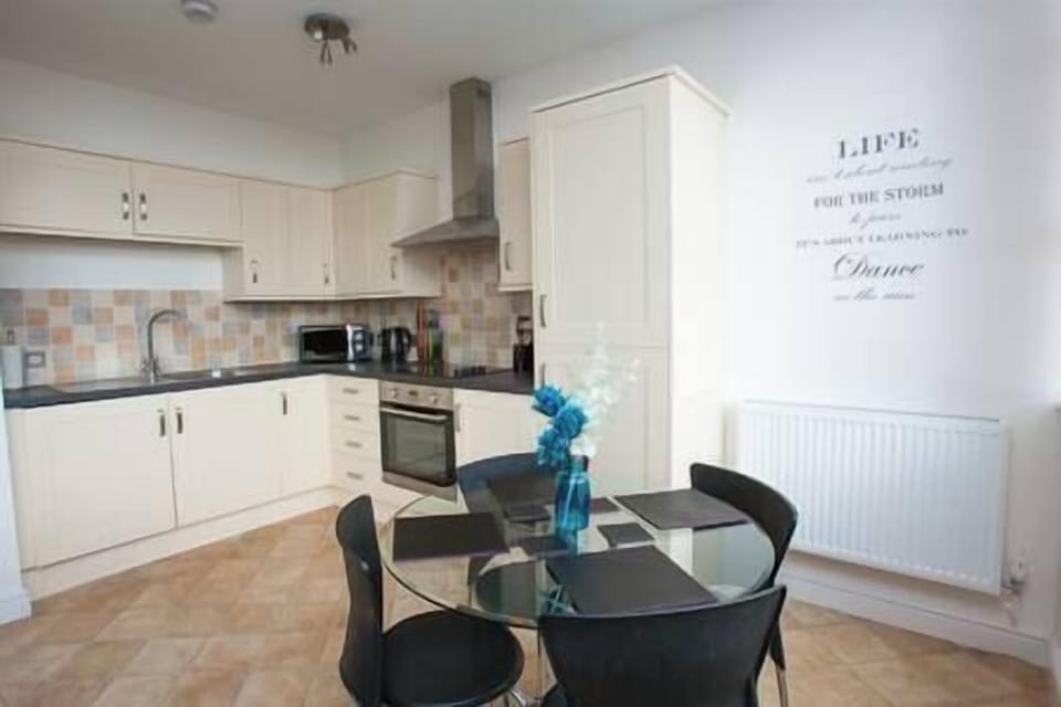 Centrally Located, Luxury One Bedroom Apartment in Swindon