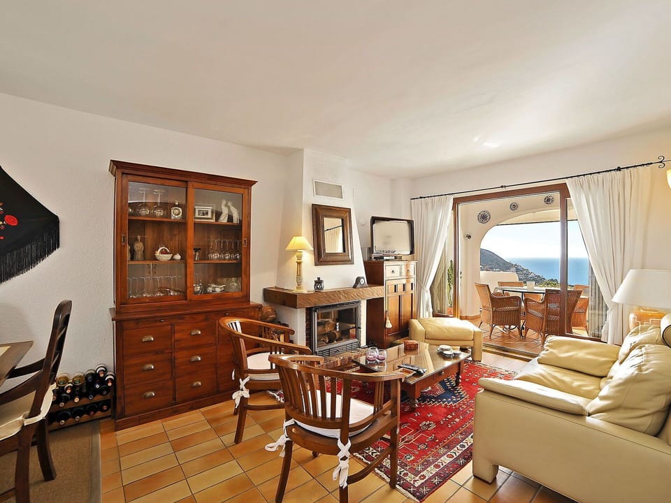 Room, Property, Furniture, Living Room, Interior Design, Building, Floor, Real Estate, Table, House