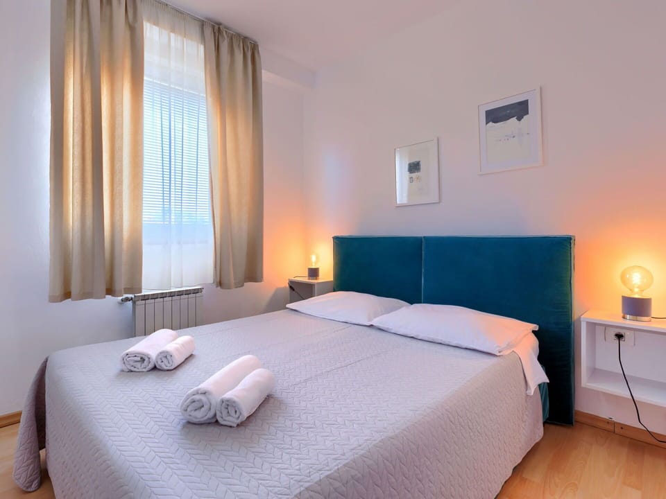 Furniture, Property, Comfort, Building, Textile, Window, Lighting, Lamp, Bed, Interior Design