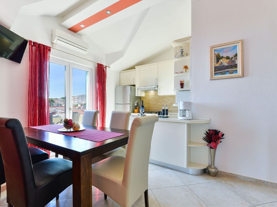Room, Property, Furniture, Interior Design, Building, Dining Room, Table, House, Ceiling, Suite