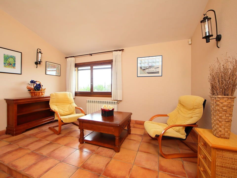 Room, Property, Furniture, Living Room, Interior Design, Floor, Building, Yellow, Ceiling, House