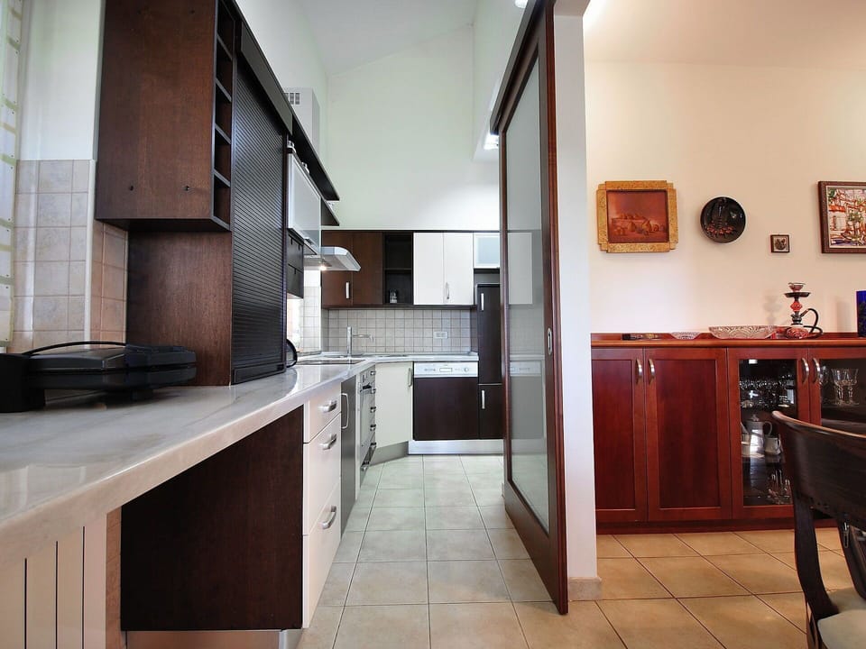 Countertop, Room, Property, Furniture, Kitchen, Building, Floor, Interior Design, Cabinetry, House