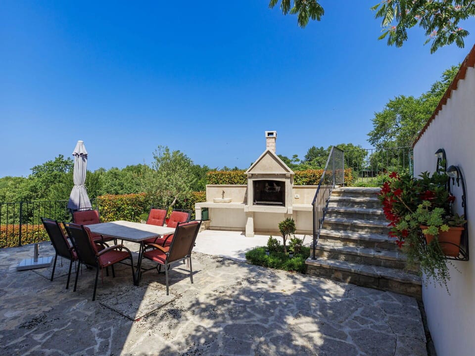 Furniture, Garden, Outdoor Furniture, Chair, Flagstone, Shade, Landscaping, Flowerpot, Patio, Yard