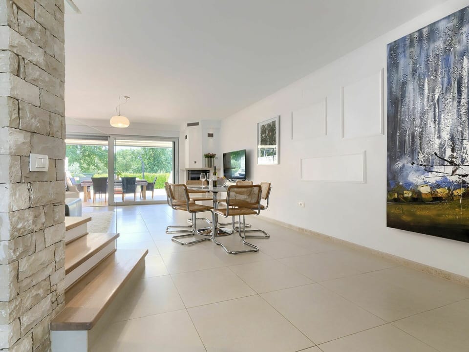 Property, Plant, Wood, Interior Design, Flooring, Floor, Chair, Wall, Hall, Shade