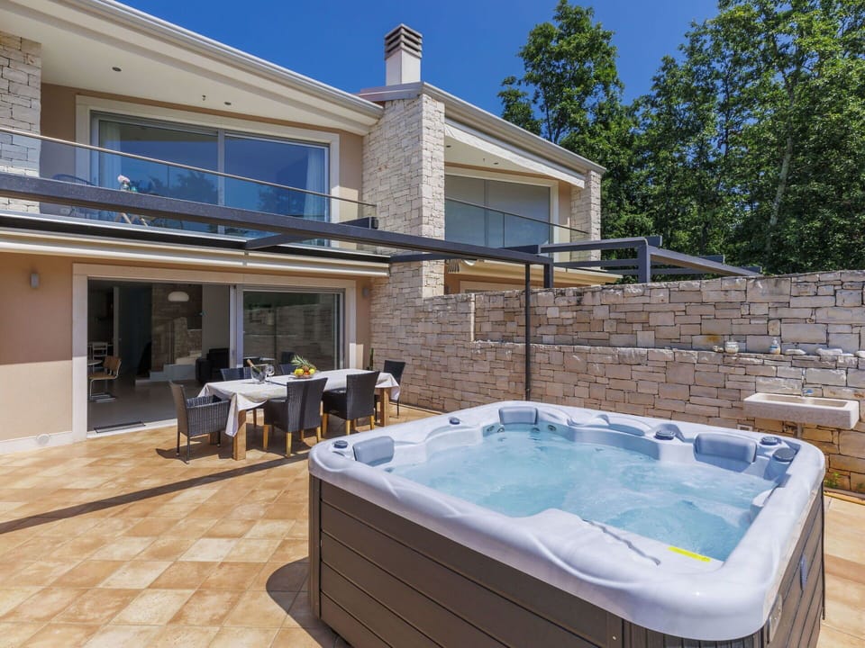 Window, Building, Sky, Azure, Swimming Pool, Lighting, Water, Architecture, Wood, Bathtub