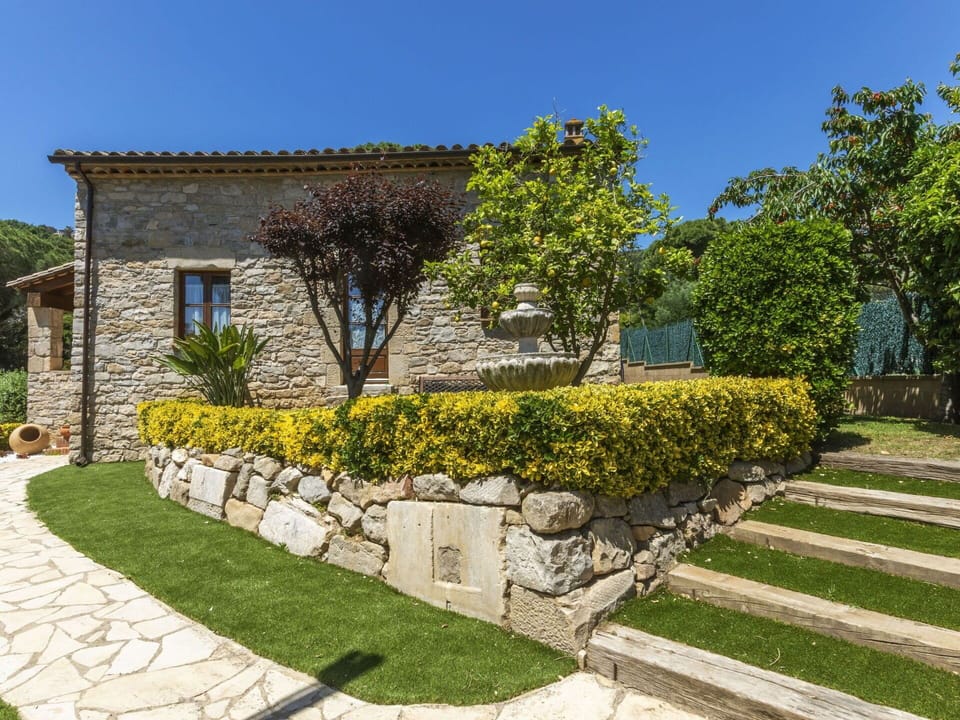 Rock, Shrub, Stone Wall, Landscape, Garden, Groundcover, Flagstone, Landscaping, Cottage