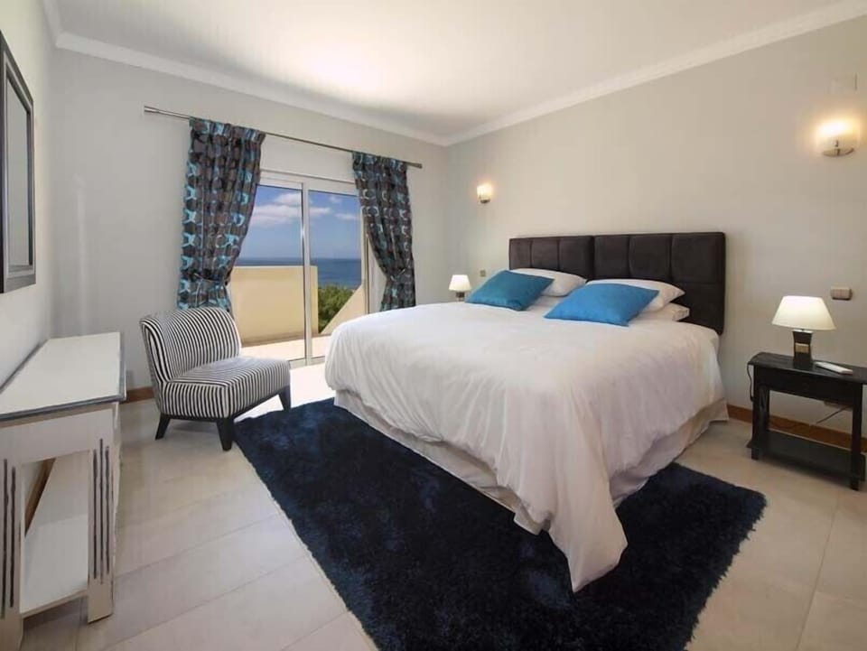 queen size bedroom with ensuite