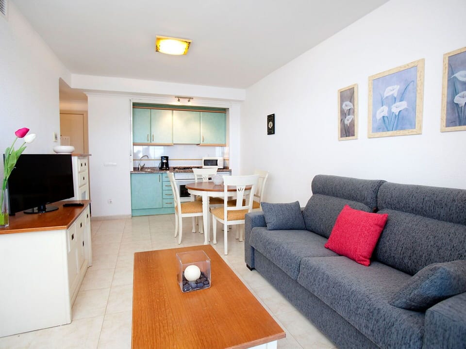 Room, Furniture, Property, Living Room, Interior Design, Building, Real Estate, Table, House, Floor