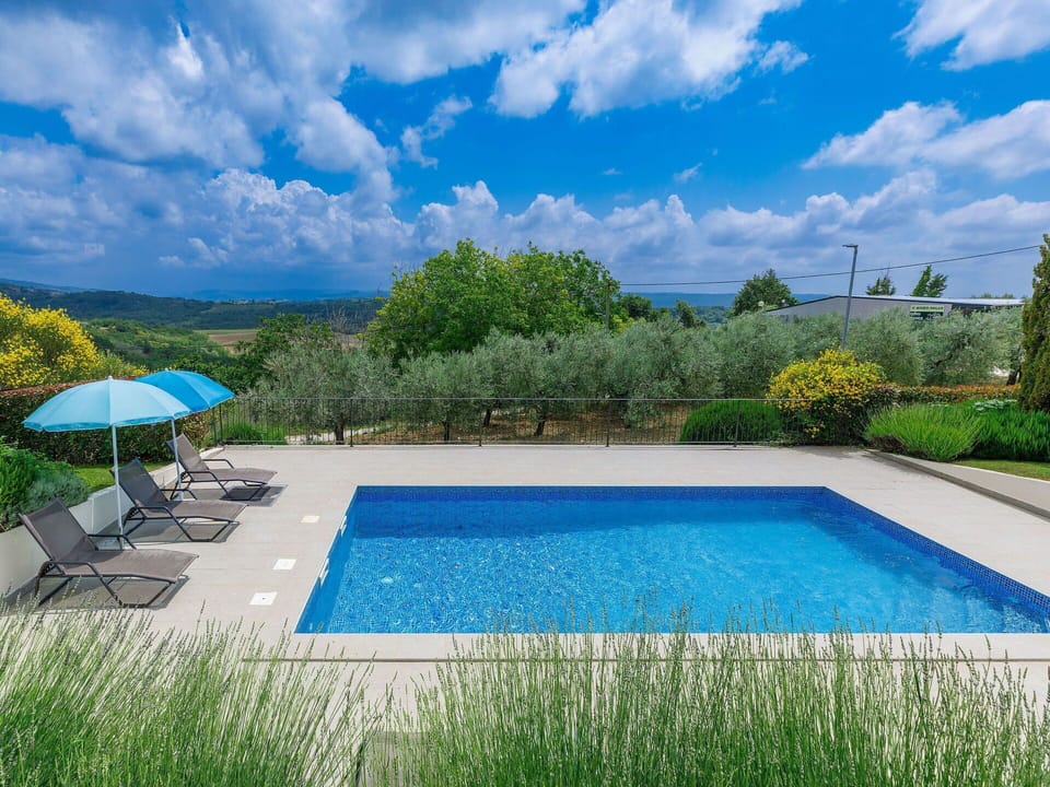 Water, Cloud, Plant, Sky, Property, Swimming Pool, Blue, Azure, Green, Tree
