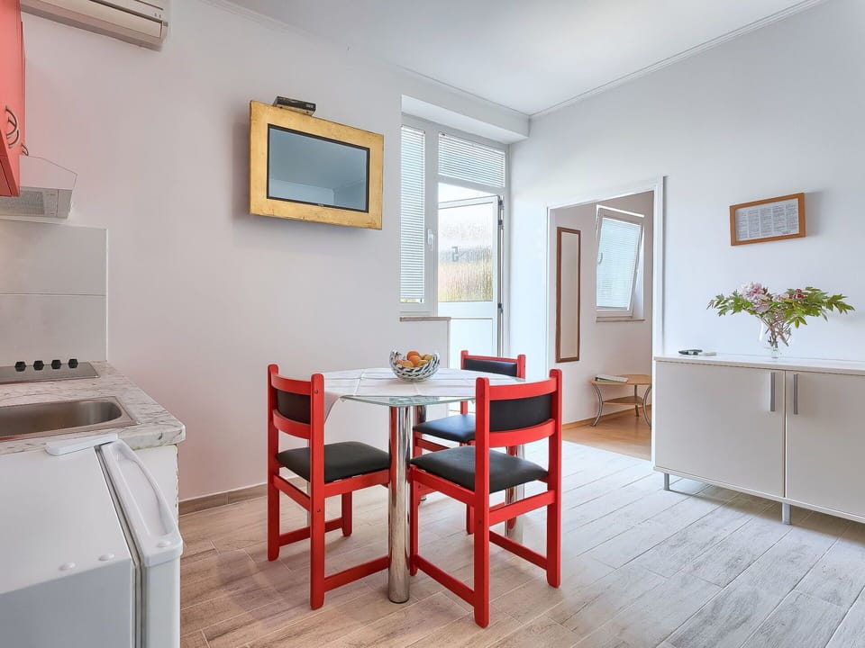 Room, Furniture, Property, Interior Design, Building, Floor, Table, House, Ceiling, Real Estate