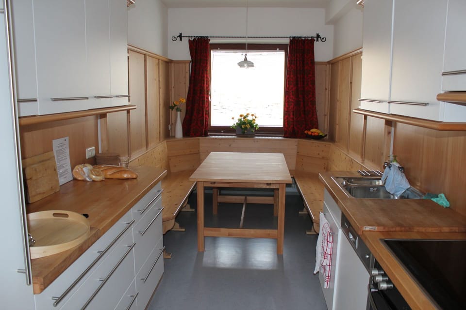 Modern and well equipped kitchen/dining area