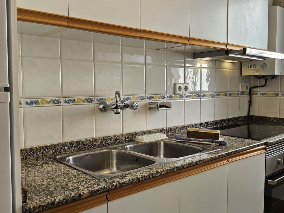Tap, Kitchen Sink, Countertop, Plumbing Fixture, Sink, Cabinetry, Kitchen, Wood, Kitchen Stove, Floor