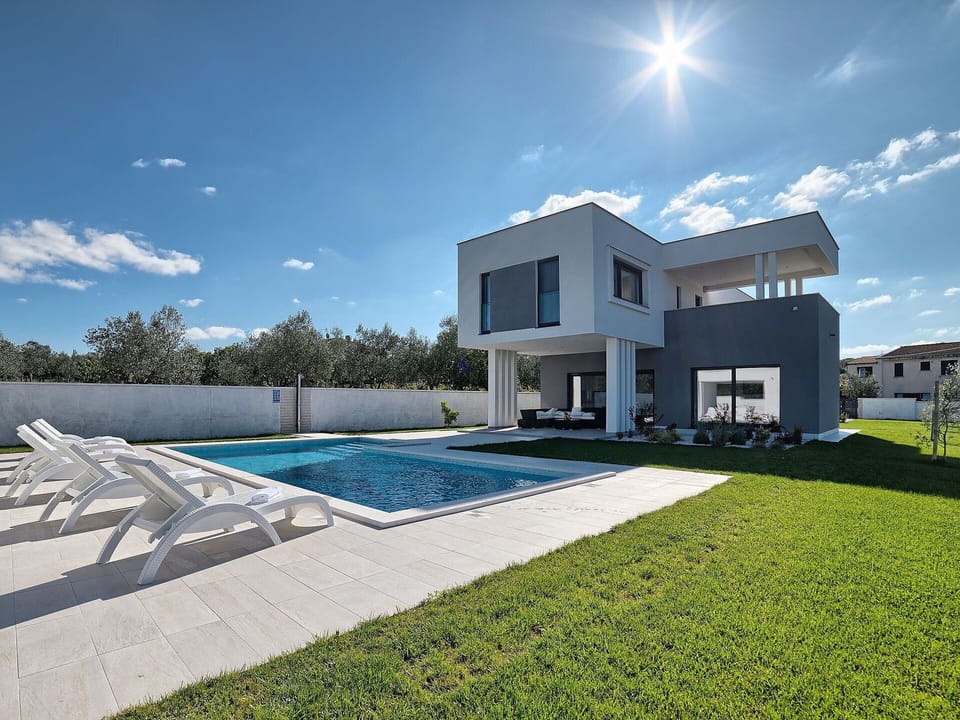 Property, House, Home, Architecture, Residential Area, Building, Real Estate, Swimming Pool, Estate, Sky