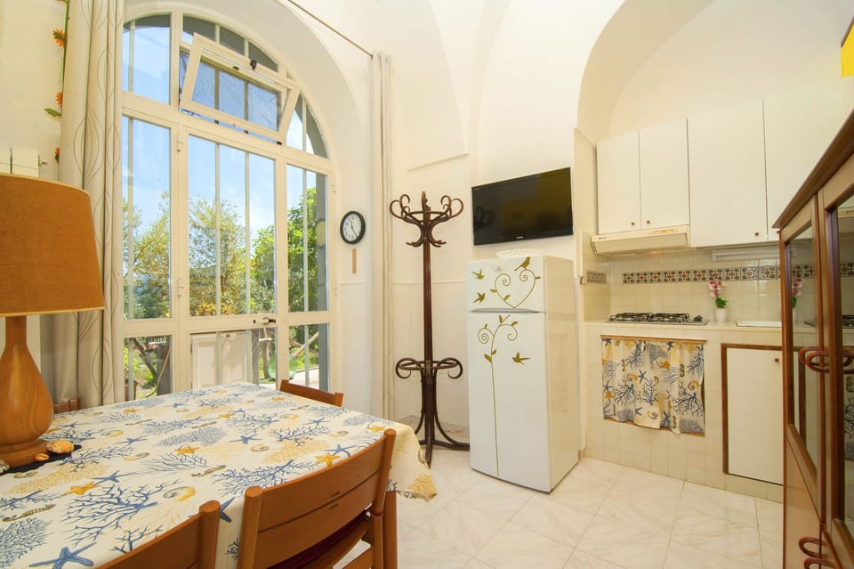 The fully equipped kitchen / dining area with TV.