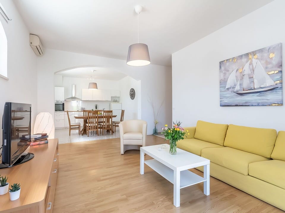 Room, Property, Living Room, Furniture, Interior Design, Building, Floor, Real Estate, House, Yellow