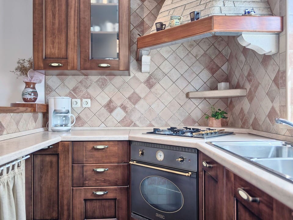Countertop, Room, Cabinetry, Furniture, Property, Kitchen, Tile, Interior Design, Floor, Sink