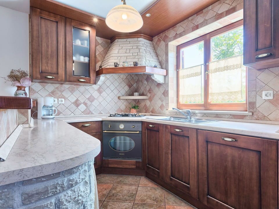 Countertop, Property, Room, Cabinetry, Furniture, Kitchen, Home, Building, Interior Design, Real Estate