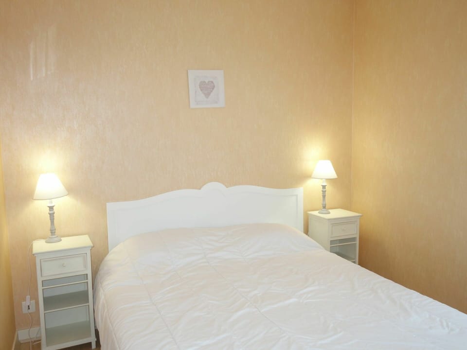 Furniture, Comfort, Light, Azure, Lighting, Lamp, Wood, Textile, Bed, Pillow
