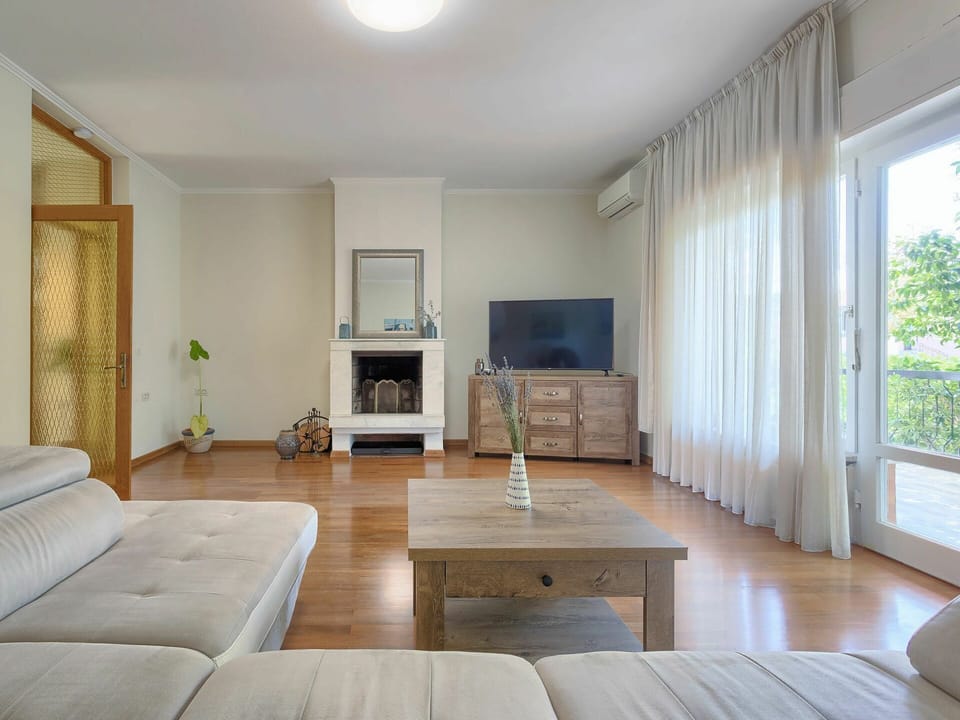Furniture, Building, Table, Wood, House, Comfort, Flooring, Floor, Wall, Window