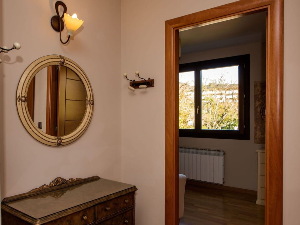 Mirror, Property, Window, Building, Wood, Interior Design, Cabinetry, Door, Wood Stain