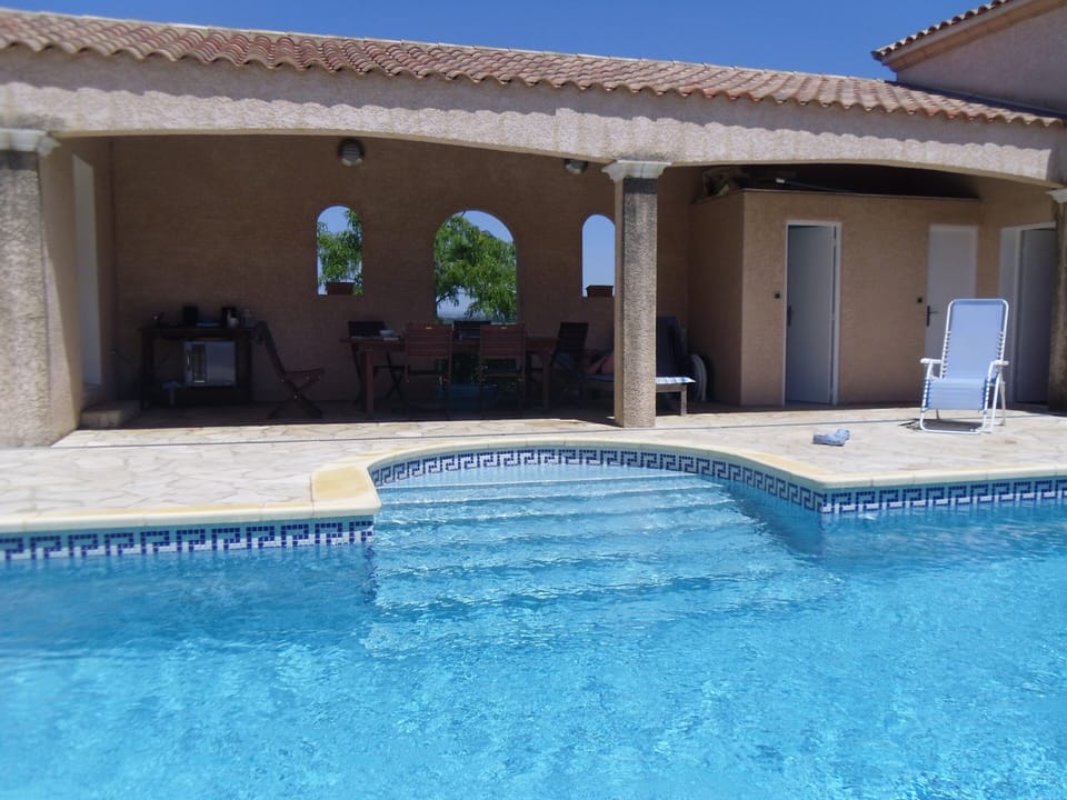 Small steps into pool and external 12 seater table 