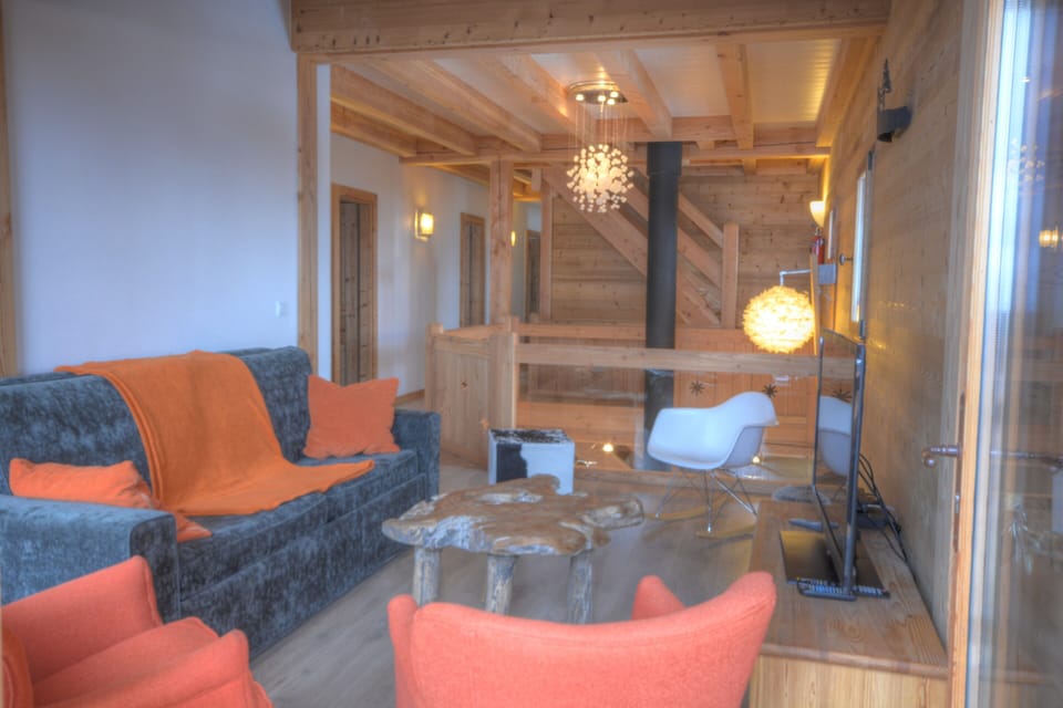 second living room (upstairs, ideal for kids' own space)