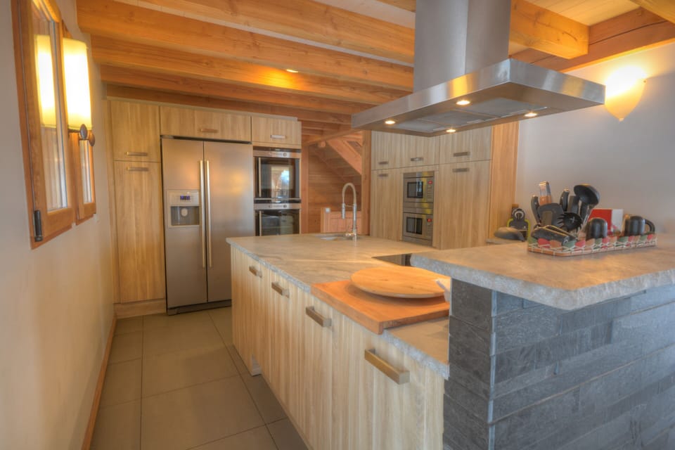 Kitchen to cook for up to 20, 2 dishwashers, 2 ovens, 2 microwaves, XL cooking..