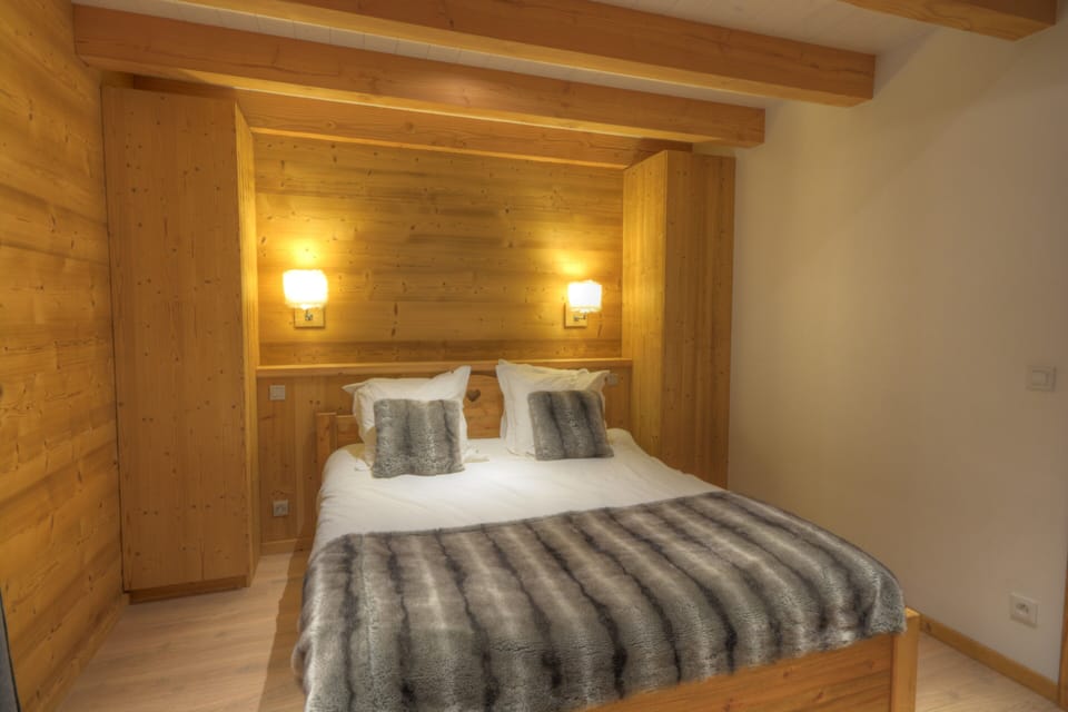 1 of the 8 bedrooms