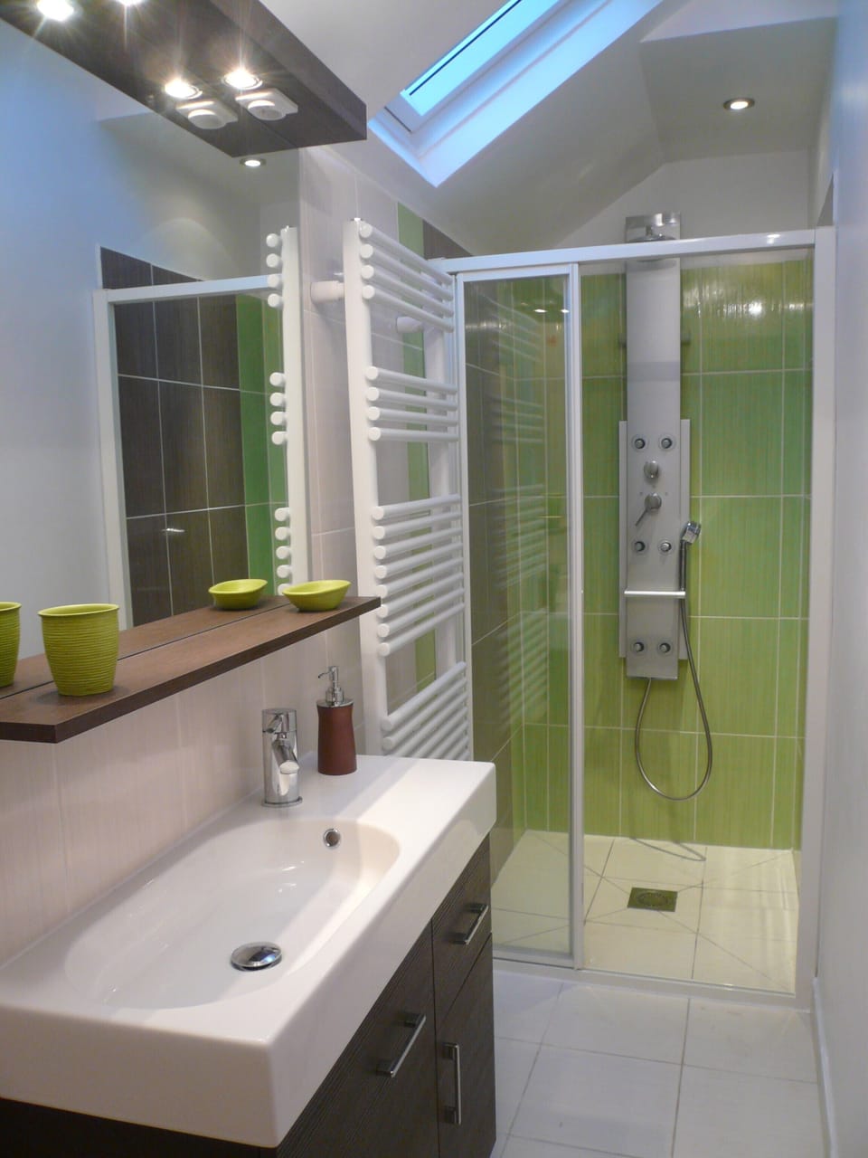 1x1 m hydromassage shower on the ground floor