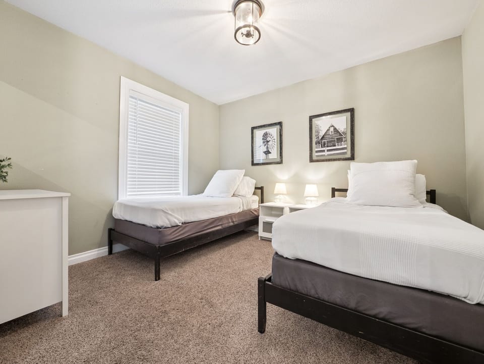 3rd bedroom can be made up as a king bed or 2 twins (twin bed arrangement shown)