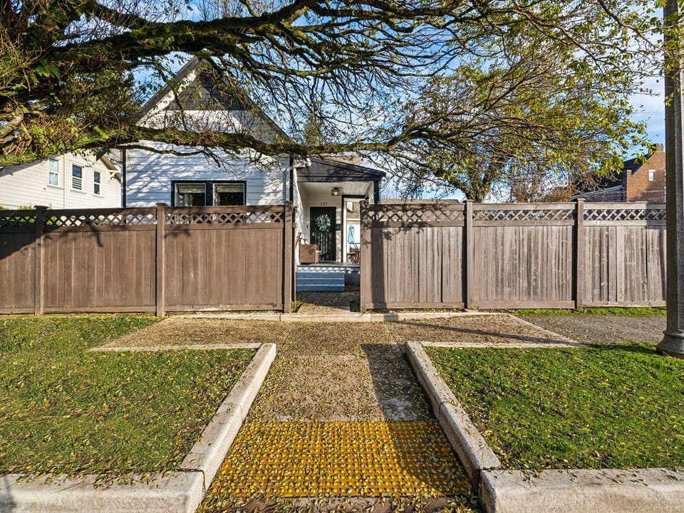 Front entry, fully enclosed yard with 6' fence.