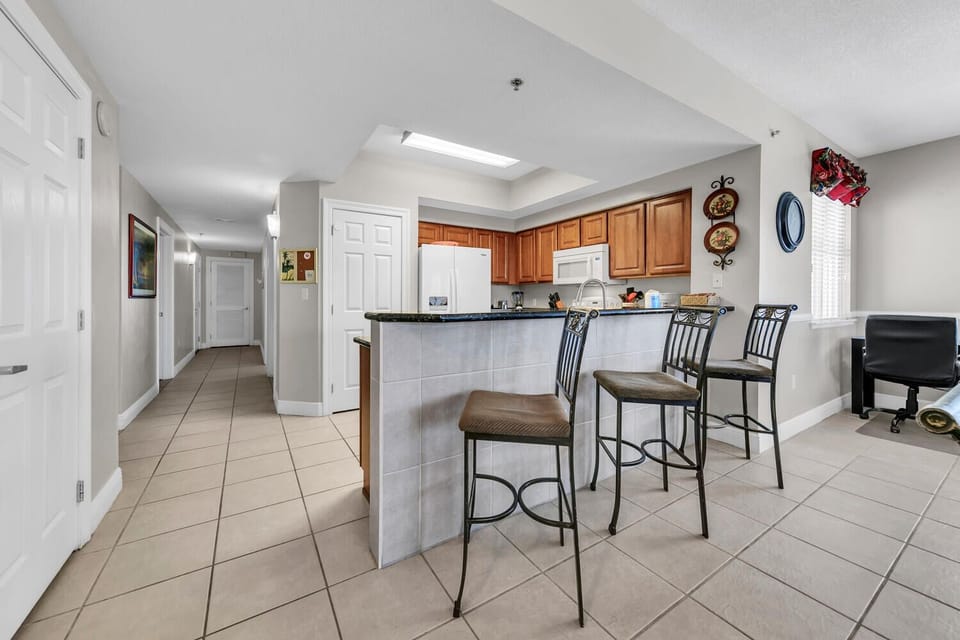 Kitchen with Breakfast Bar