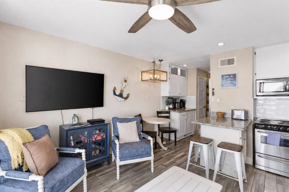 Wind down after the beach or a conference day—smart TV plus a game-filled TV stand in this family-friendly Casa del Mar condo.