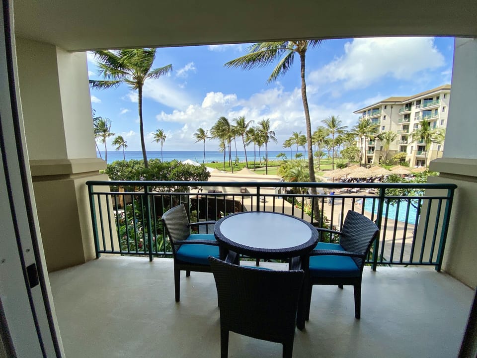 Dining table & chairs on lanai