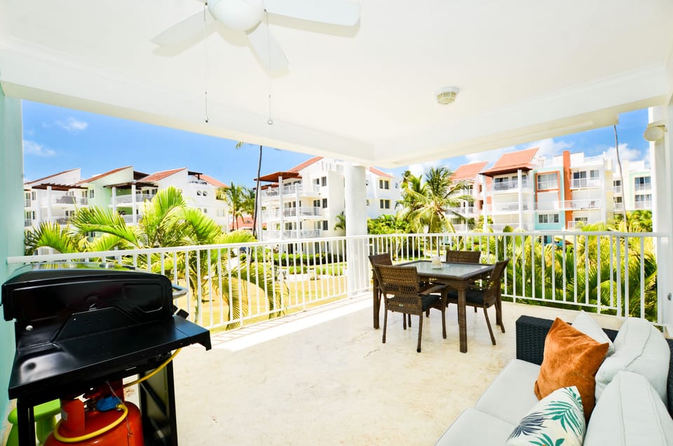 Balcony with the side view to the gardens