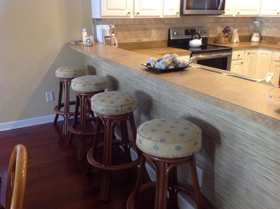Breakfast bar with seating for 4