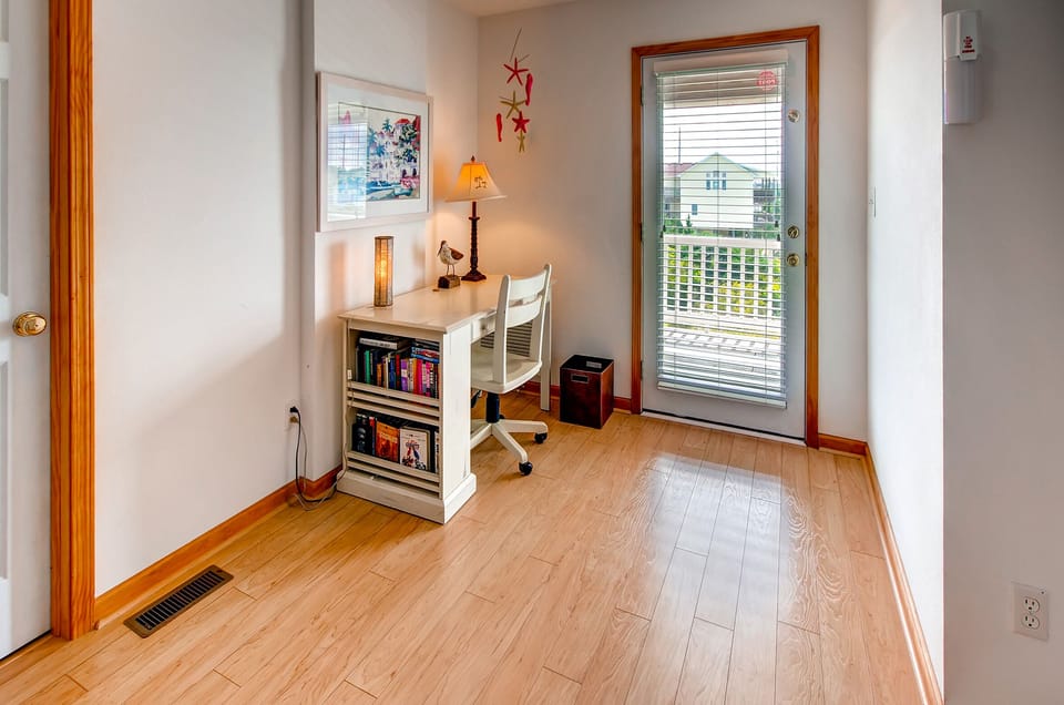 Surf-or-Sound-Realty-Endless-Sunsets-832-Hallway