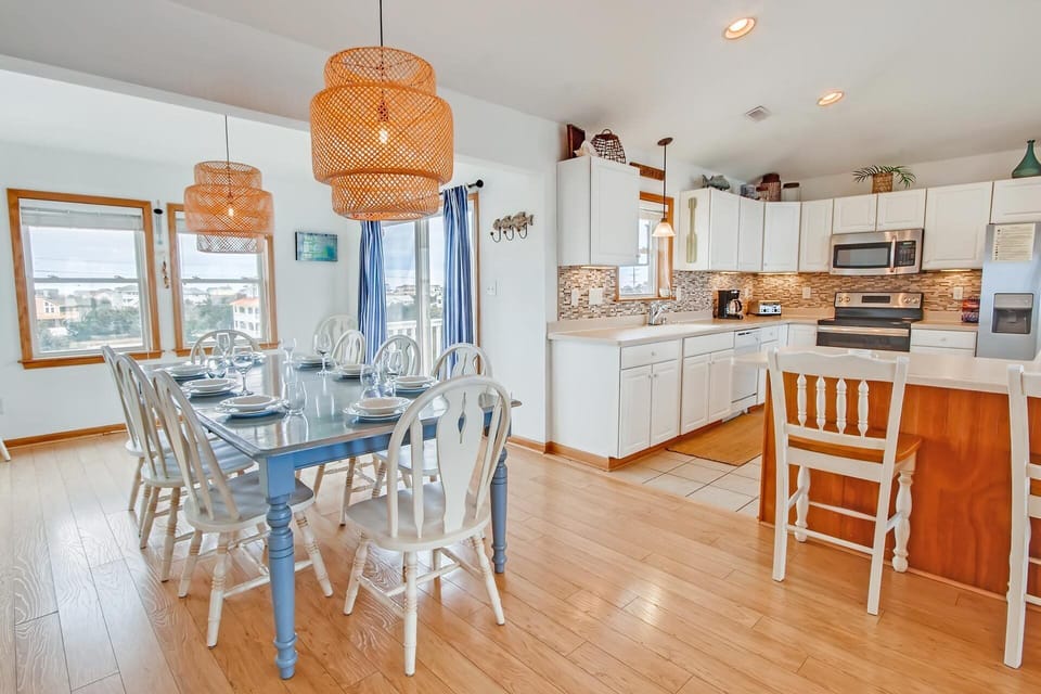 Surf-or-Sound-Realty-Endless-Sunsets-832-Dining-Area