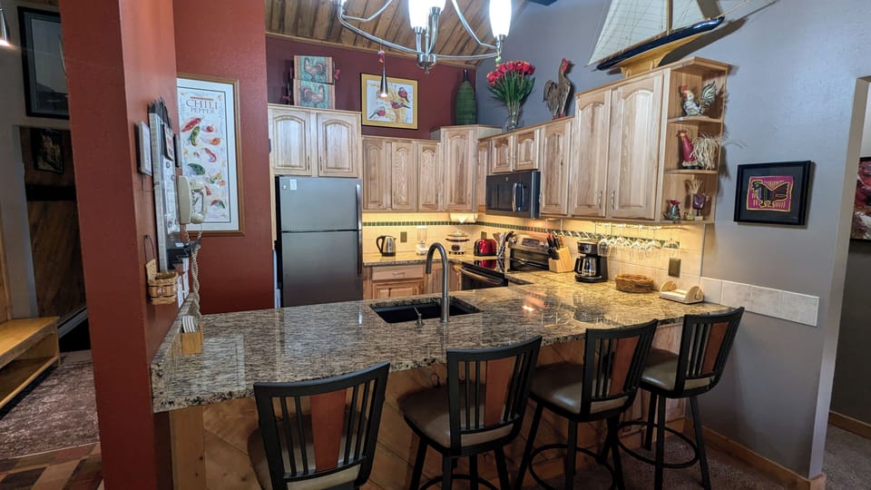 Beaver Creek West M-4 kitchen with breakfast bar