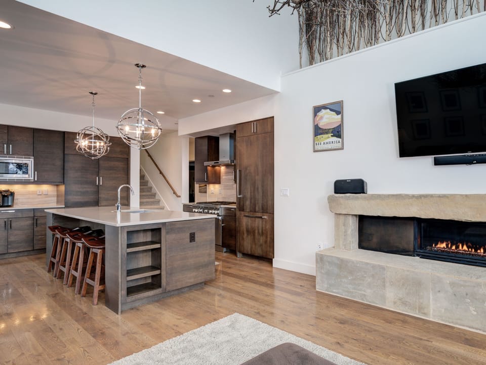 Silvertip 4 Silver Peaks, Kitchen, 2