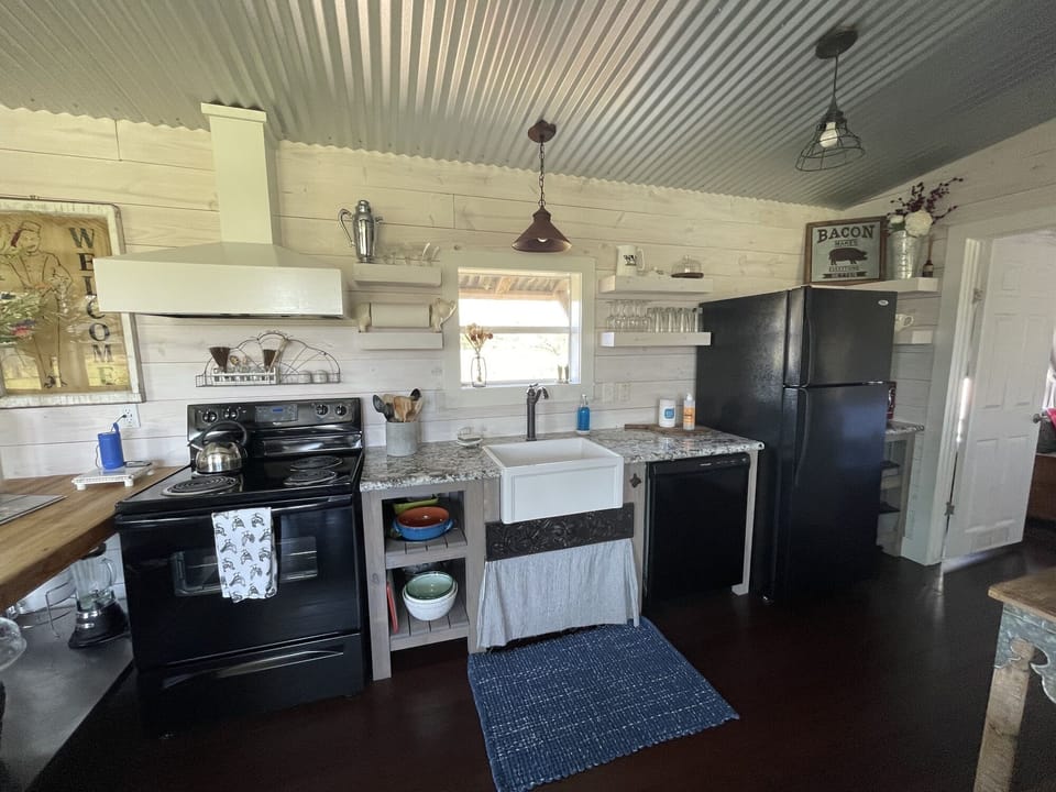 Full kitchen/fridge with icemaker