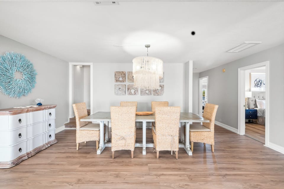 Seating for six at the dining table