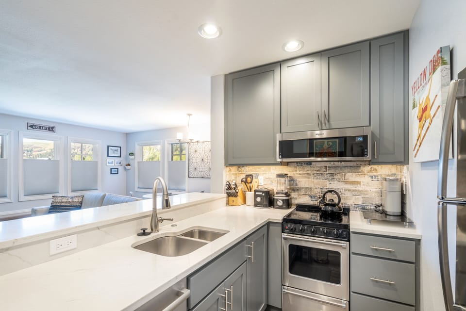 Fully equipped kitchen with 2 bar stools