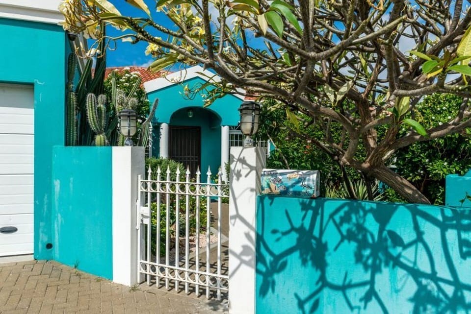 Pedestrian gate