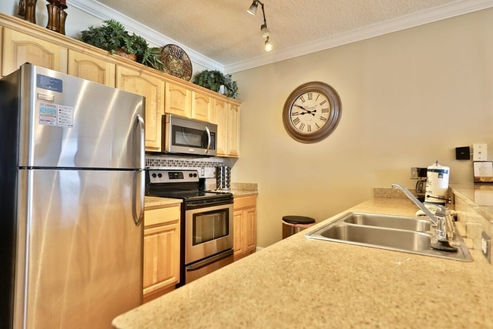 Fully stocked kitchen!