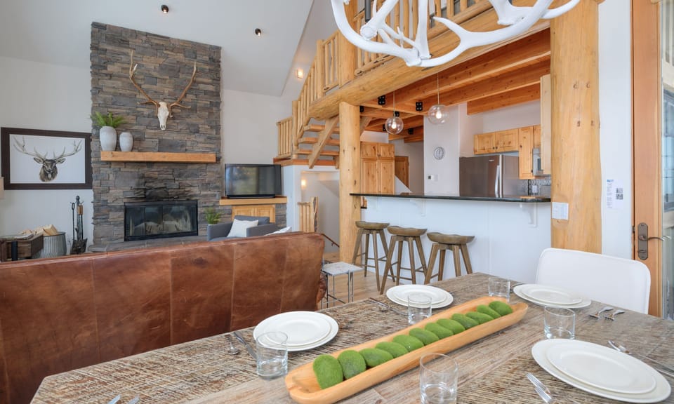 Mountain Home 5 Derringer, Dining, 1