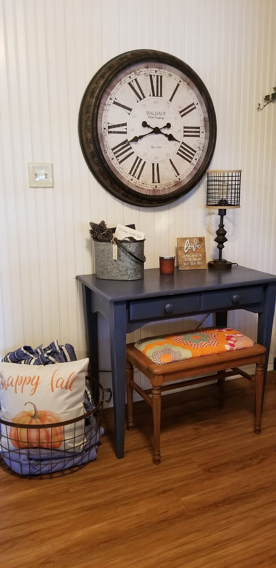 Writing desk - Extra blankets